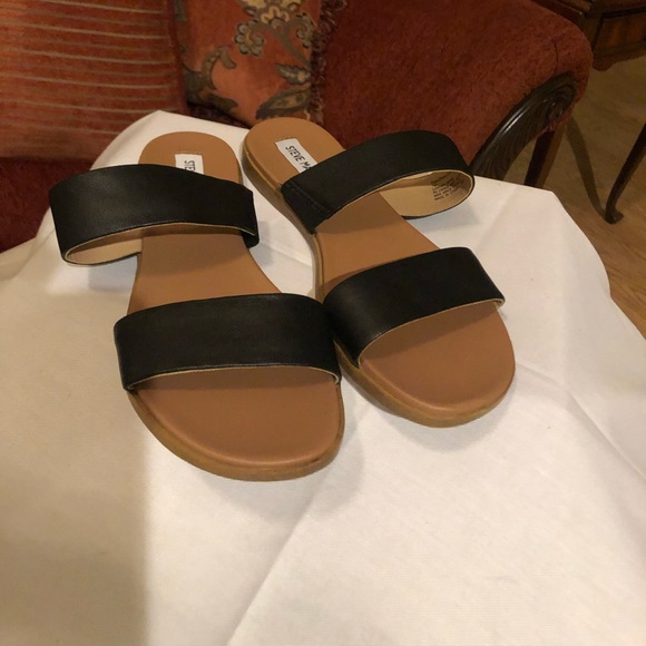 Madden Girl Flat Black Sandal, Size 7 Med - Picture 4 of 7